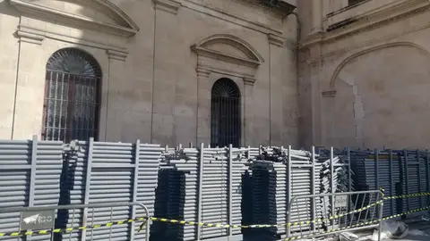Imagen del desmontaje de los palcos tras decretarse el estado de alarma Imagen del desmontaje de los palcos tras decretarse el estado de alarma