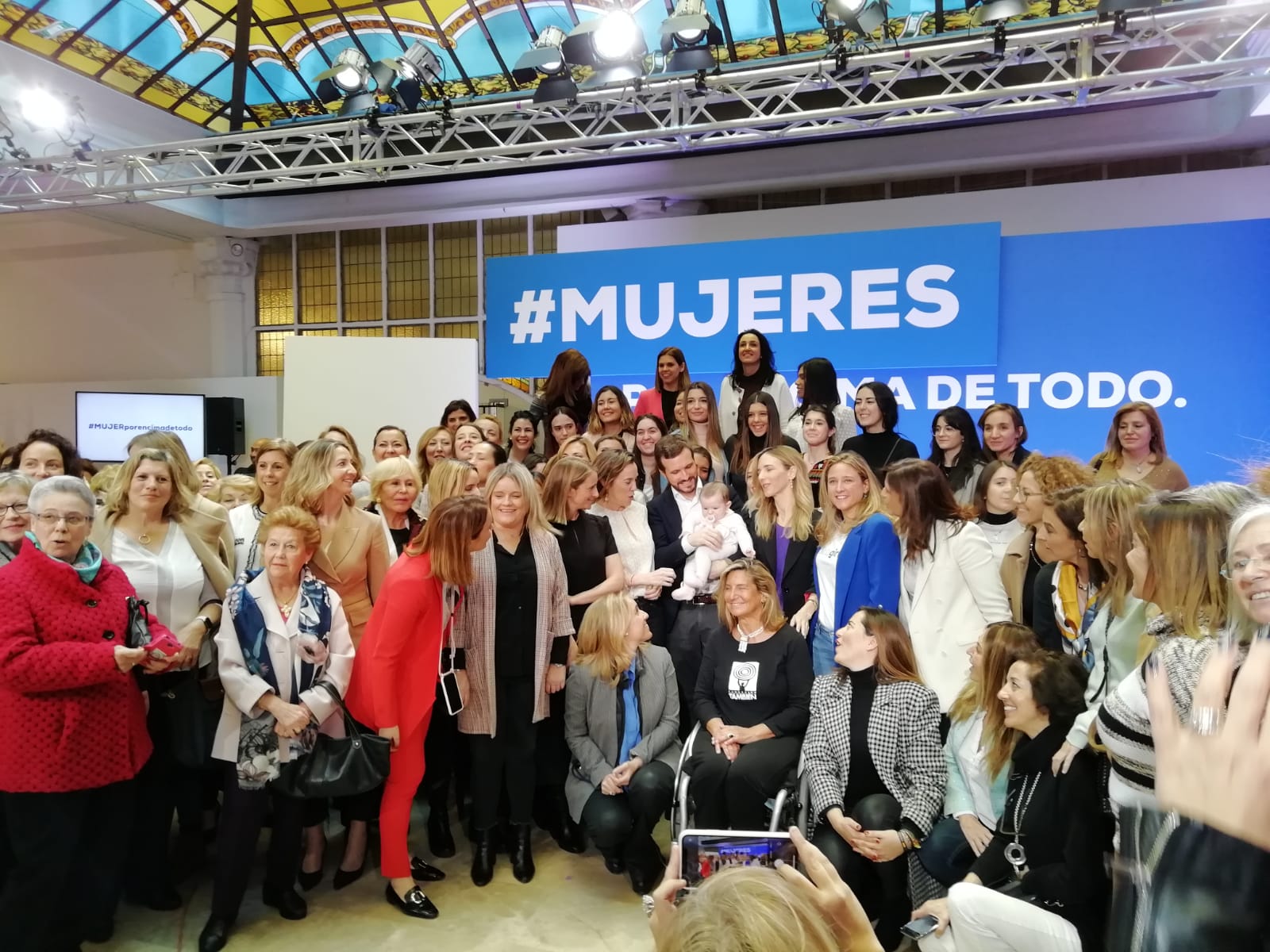 Casado: "Estoy orgulloso de presidir un partido en el que yo no tengo que defender a las mujeres, porque os defendéis muy bien solas" Casado: "Estoy orgulloso de presidir un partido en el que yo no tengo que defender a las mujeres, porque os defendéis muy bien solas"
