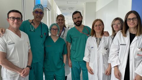 Integrantes del equipo multidisciplinar que realiza el novedoso tratamiento.