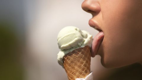 C&aacute;rcel para el joven que chup&oacute; un helado y lo devolvi&oacute; a la vitrina del supermercado