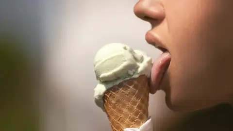Cárcel para el joven que chupó un helado y lo devolvió a la vitrina del supermercado Cárcel para el joven que chupó un helado y lo devolvió a la vitrina del supermercado