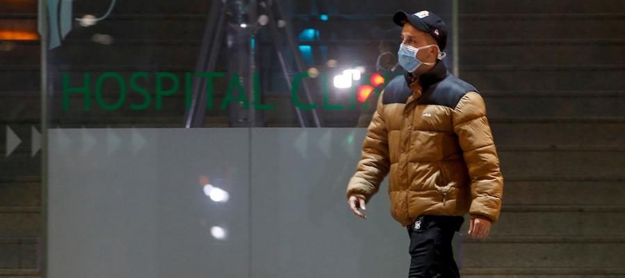 Un hombre porta una mascarilla sanitaria a su paso por la entrada principal del Hospital Clínic Un hombre porta una mascarilla sanitaria a su paso por la entrada principal del Hospital Clínic