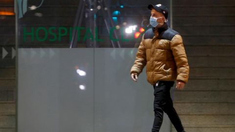 Un hombre porta una mascarilla sanitaria a su paso por la entrada principal del Hospital Cl&iacute;nic