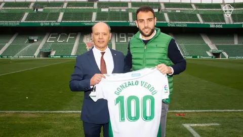 El presidente del Elche CF, Joaquín Buitrago, junto al central Joaquín Buitrago, tras cumplir cien partidos como jugador franjiverde. ELCHE CF