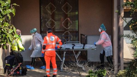 Camilla para trasladar a una persona con coronavirus en Lombard&iacute;a