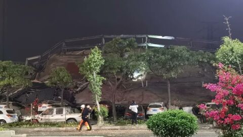 Imagen del hotel de Cant&oacute;n momentos despu&eacute;s del derrumbe