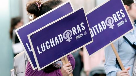 Una joven se dirige a la manifestaci&oacute;n convocada en Valencia por la Coordinadora Feminista para celebrar el D&iacute;a Internacional de la Mujer.