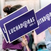 Una joven se dirige a la manifestación convocada en Valencia por la Coordinadora Feminista para celebrar el Día Internacional de la Mujer.