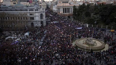 Vista aérea de la manifestación del 8M de Madrid a su paso por la Cibeles