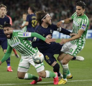Sergio Ramos cae al suelo junto a Fekir Sergio Ramos cae al suelo junto a Fekir