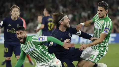 Sergio Ramos cae al suelo junto a Fekir Sergio Ramos cae al suelo junto a Fekir