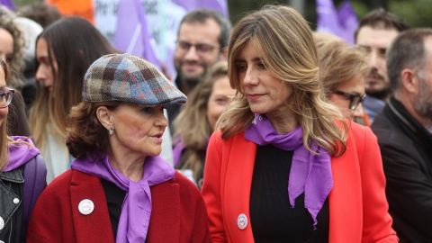 Carmen Calvo y Bego&ntilde;a G&oacute;mez en la marcha del 8M