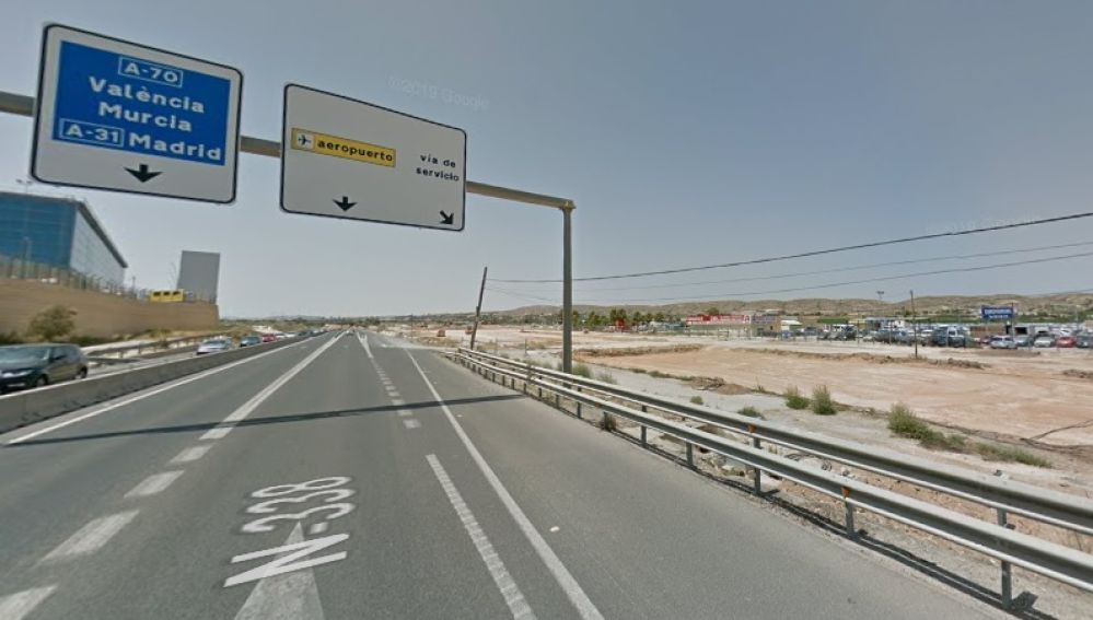 Acceso al Aeropuerto Alicante-Elche desde la N-338.