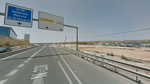 Acceso al Aeropuerto Alicante-Elche desde la N-338. Acceso al Aeropuerto Alicante-Elche desde la N-338.