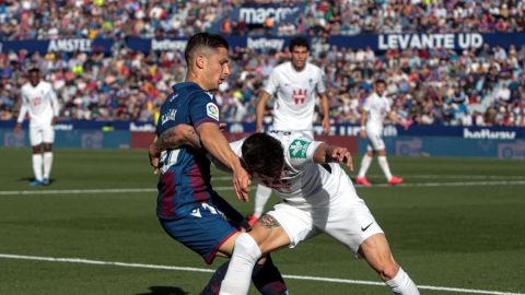 Bardhi pelea un bal&oacute;n con Carlos Neva
