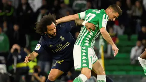 Marcelo pelea un balón ante Joaquín Marcelo pelea un balón ante Joaquín