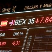 Una pantalla la caída del IBEX 35 en la Bolsa tras la apertura de la sesión