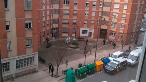 Efectivos de la Polic&iacute;a Nacional notifican en la calle Huesca de Logro&ntilde;o el aislamiento a afectados por coronavirus