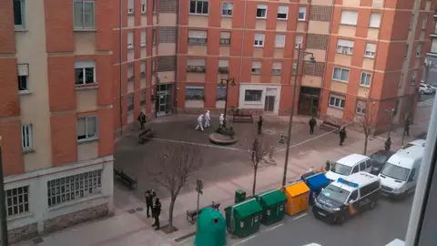 Efectivos de la Policía Nacional notifican en la calle Huesca de Logroño el aislamiento a afectados por coronavirus Efectivos de la Policía Nacional notifican en la calle Huesca de Logroño el aislamiento a afectados por coronavirus