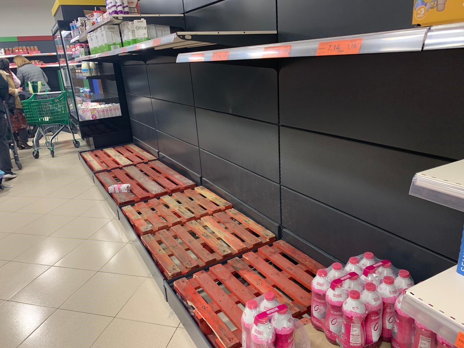 No hay desabastecimiento en los supermercados por el coronavirus: Si hoy no hay papel higiénico, habrá mañana No hay desabastecimiento en los supermercados por el coronavirus: Si hoy no hay papel higiénico, habrá mañana