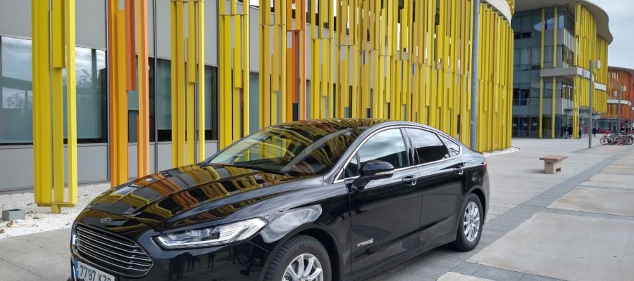 Vehículo híbrido de Cabify en Zaragoza Vehículo híbrido de Cabify en Zaragoza