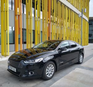 Vehículo híbrido de Cabify en Zaragoza Vehículo híbrido de Cabify en Zaragoza