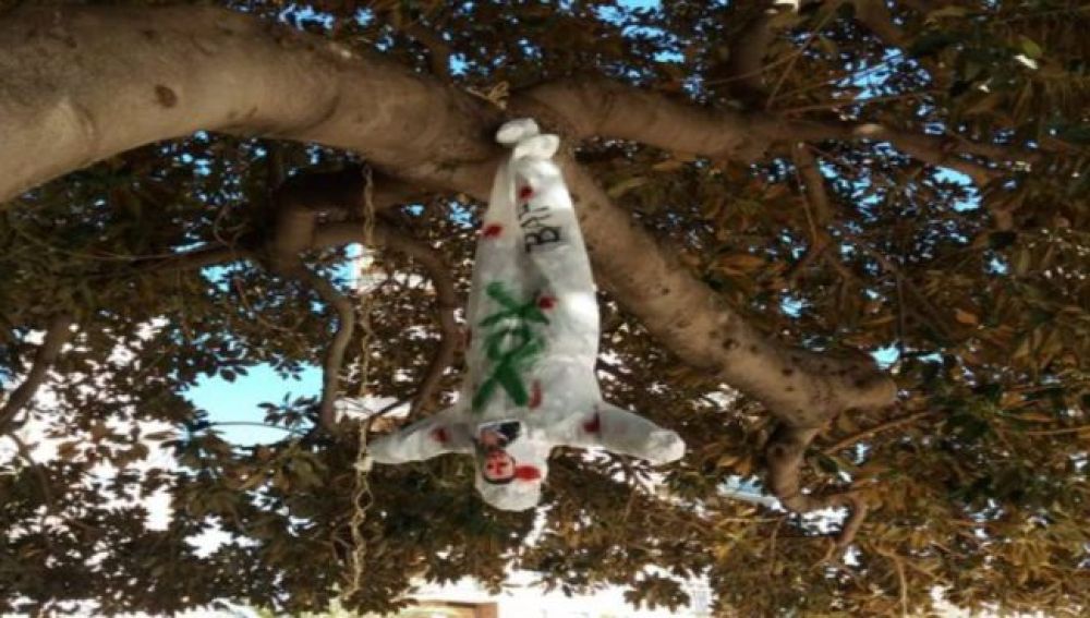 Aparece un muñeco con la cara de Abascal colgado de un árbol en Castellón. 