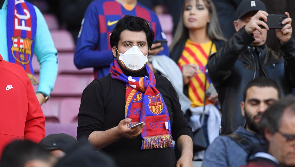 Un aficionado culé con mascarilla en el Camp Nou