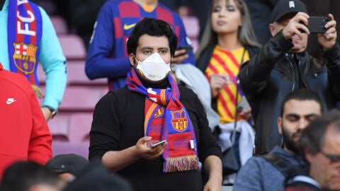 Un aficionado cul&eacute; con mascarilla en el Camp Nou