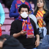 Un aficionado culé con mascarilla en el Camp Nou