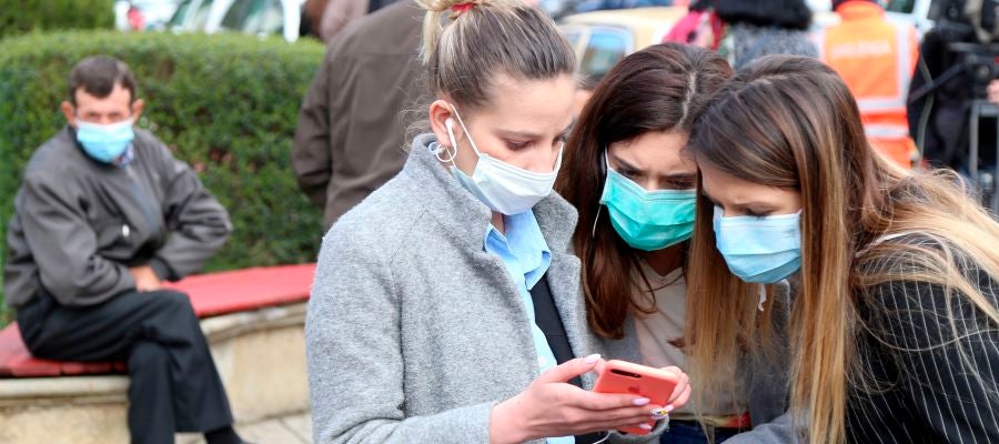 Imagen de archivo de tres jóvenes protegiéndose con mascarillas por el coronavirus Imagen de archivo de tres jóvenes protegiéndose con mascarillas por el coronavirus