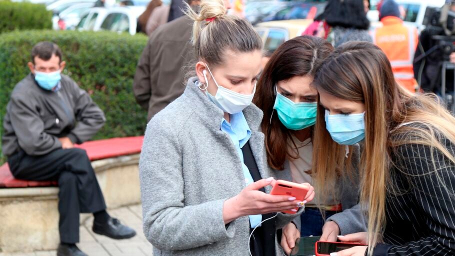 Imagen de archivo de tres j&oacute;venes protegi&eacute;ndose con mascarillas por el coronavirus