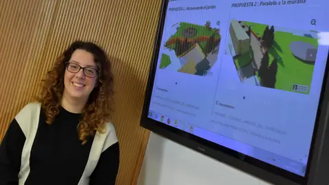 Sara Martínez junto a las dos propuestas que se pueden votar Sara Martínez junto a las dos propuestas que se pueden votar