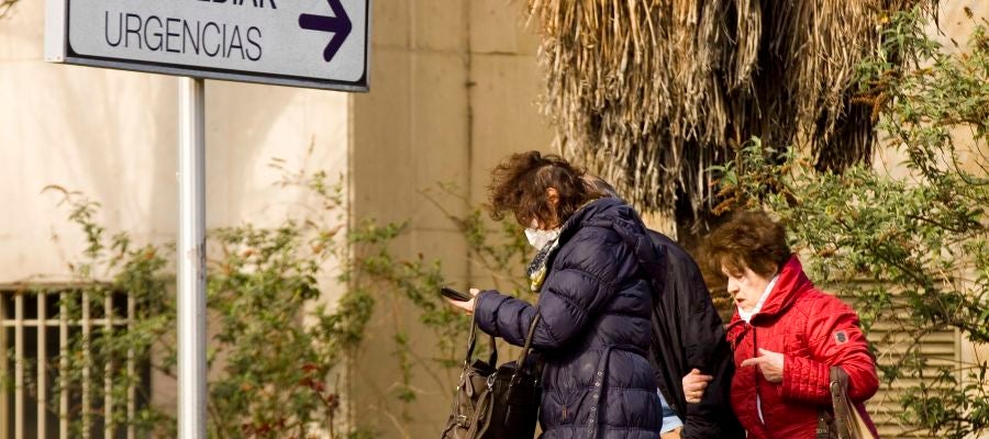 Una mujer sale de un hospital en Vitoria con una mascarilla Una mujer sale de un hospital en Vitoria con una mascarilla