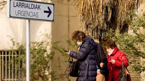 Una mujer sale de un hospital en Vitoria con una mascarilla