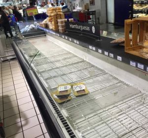 La zona de las carnes en un supermercado, vacía La zona de las carnes en un supermercado, vacía