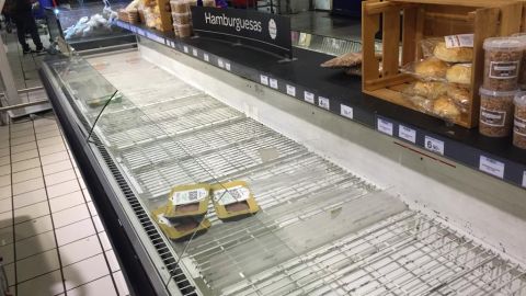 La zona de las carnes en un supermercado, vac&iacute;a