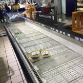 La zona de las carnes en un supermercado, vacía