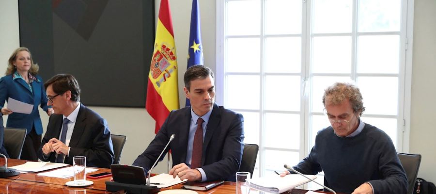El presidente del Gobierno, Pedro Sánchez, con el ministro de Sanidad, Salvador Illa, y el director del Centro de Coordinación de alertas y emergencias, Fernando Simón El presidente del Gobierno, Pedro Sánchez, con el ministro de Sanidad, Salvador Illa, y el director del Centro de Coordinación de alertas y emergencias, Fernando Simón