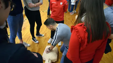 Profesionales del Hospital IMED Elche formaron a los voluntarios de la Media Maratón Internacional 'Ciudad de Elche'. SALUD