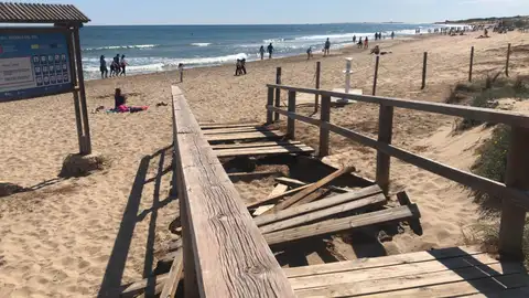 Pasarela rota en la playa de Arenales del Sol de Elche. Pasarela rota en la playa de Arenales del Sol de Elche.
