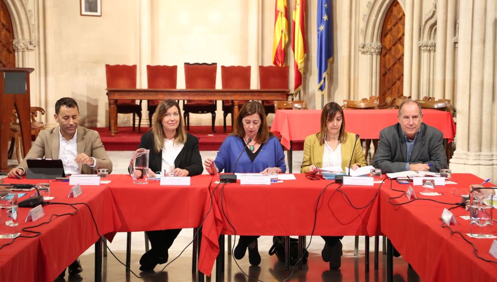La presidenta del Govern, Francina Armengol, junto a la Consellera de Salud, Patricia Gómez, en la primera reunión de la comisión interinstitucional del coronavirus en Baleares. 