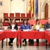 La presidenta del Govern, Francina Armengol, junto a la Consellera de Salud, Patricia Gómez, en la primera reunión de la comisión interinstitucional del coronavirus en Baleares. 