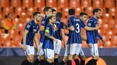 Los futbolistas del Atalanta celebran un gol en un Mestalla vac&iacute;o por el coronavirus.