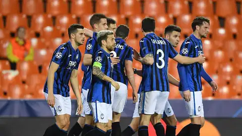 Los futbolistas del Atalanta celebran un gol en un Mestalla vacío por el coronavirus. Los futbolistas del Atalanta celebran un gol en un Mestalla vacío por el coronavirus.