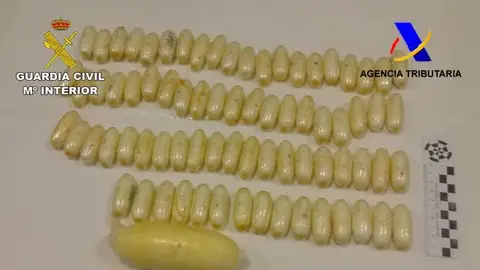 Bellotas de cocaína que la mujer detenida portaba en el interior de su cuerpo. Bellotas de cocaína que la mujer detenida portaba en el interior de su cuerpo.