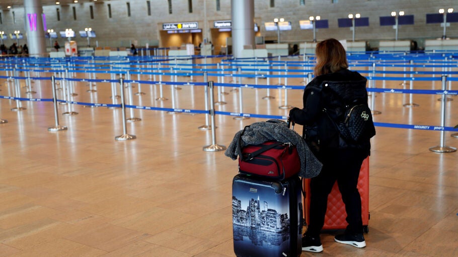Mujer en un aeropuerto 