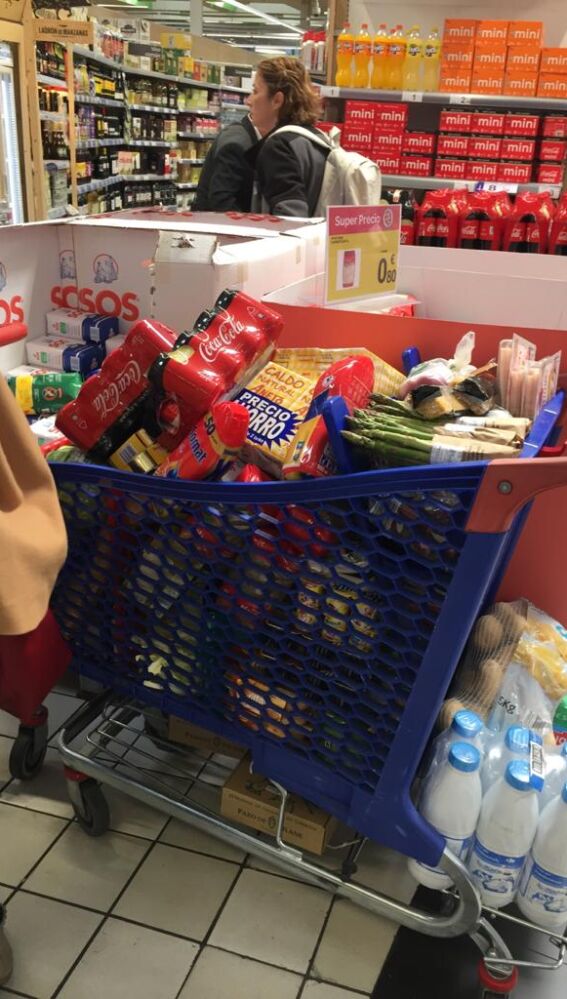 Un carrito de la compra lleno en un supermercado