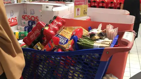 Un carrito de la compra lleno en un supermercado Un carrito de la compra lleno en un supermercado