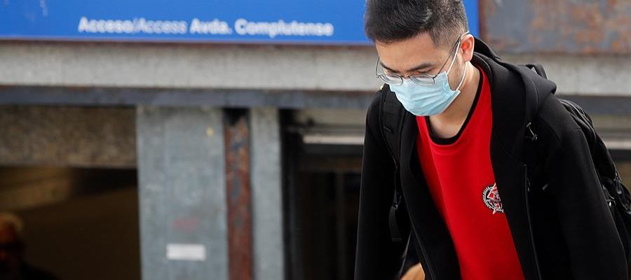 Un joven con mascarilla en el acceso a la estación de metro de Ciudad Universitaria, en Madrid Un joven con mascarilla en el acceso a la estación de metro de Ciudad Universitaria, en Madrid